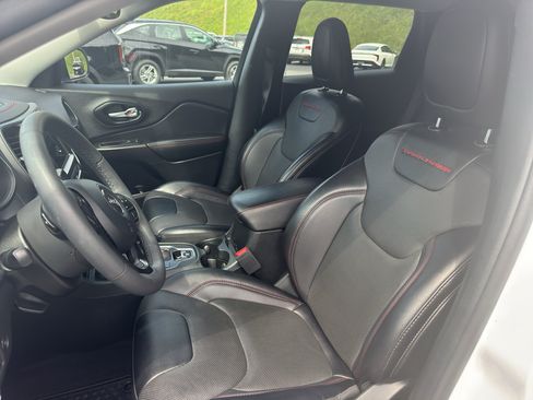 Used 2022 Jeep Cherokee Trailhawk w/ Premium Leather Package AWD/4WD image 9