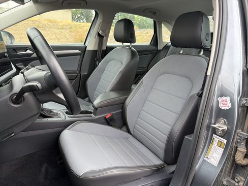 Used 2025 Volkswagen Jetta SE FWD image 11