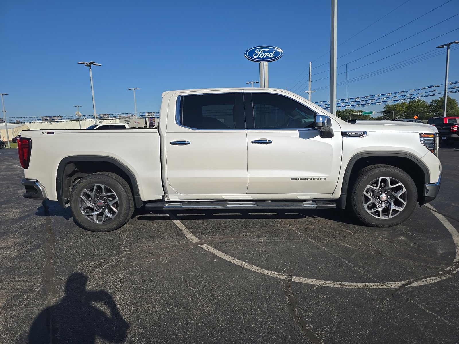 Used 2023 GMC Sierra 1500 SLT w/ SLT Premium Package AWD/4WD image 4