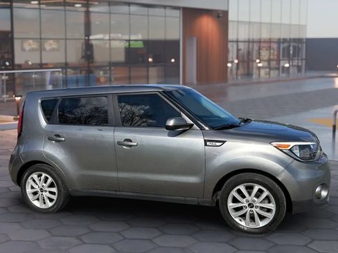 Used 2018 Kia Soul + FWD image 16