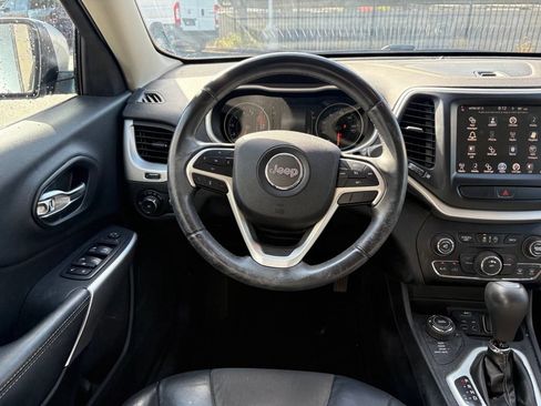 Used 2018 Jeep Cherokee Latitude Plus w/ Trailer Tow Group AWD/4WD image 6