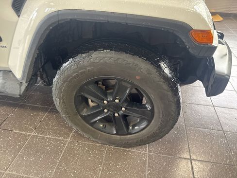 Used 2023 Jeep Wrangler Unlimited Sahara AWD/4WD image 7