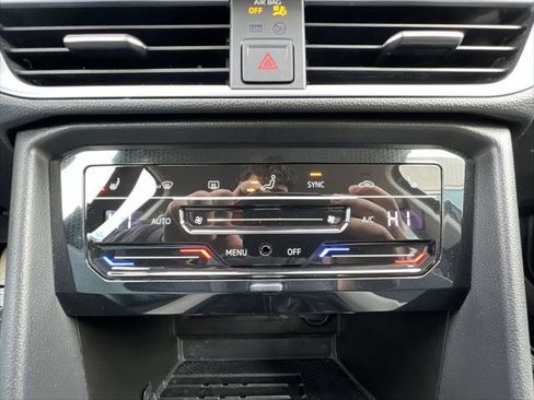 Used 2025 Volkswagen Taos SE image 18