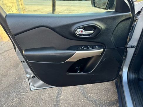 Used 2017 Jeep Cherokee Latitude w/ Comfort & Sound Group image 10