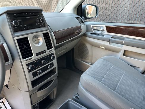 Used 2010 Chrysler Town & Country Touring image 10