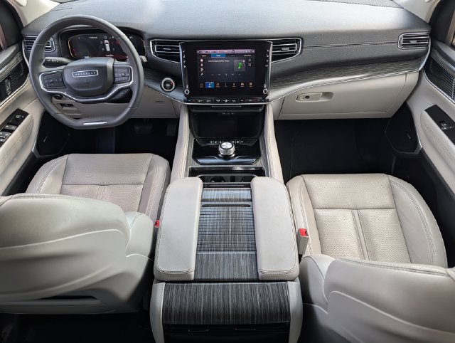 Used 2024 Jeep Wagoneer L Series II RWD image 10