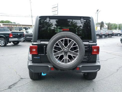 Used 2023 Jeep Wrangler Unlimited Sahara w/ Cold Weather Group image 5