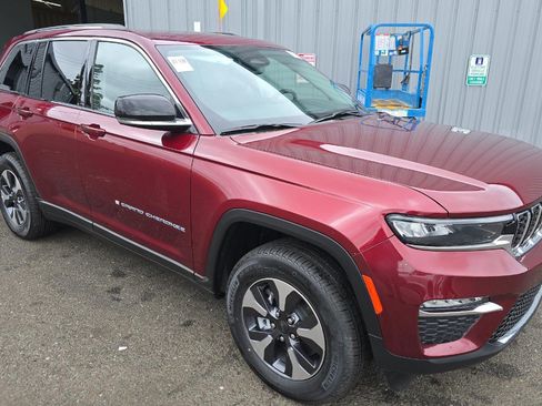 Used 2023 Jeep Grand Cherokee 4WD 4xe image 2