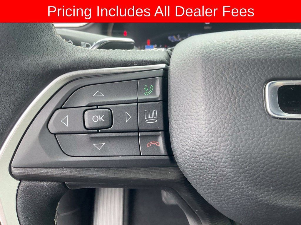 Used 2025 Jeep Grand Cherokee Altitude RWD image 15