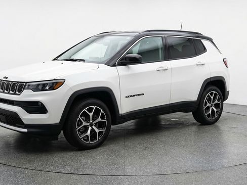 Used 2025 Jeep Compass Limited image 3