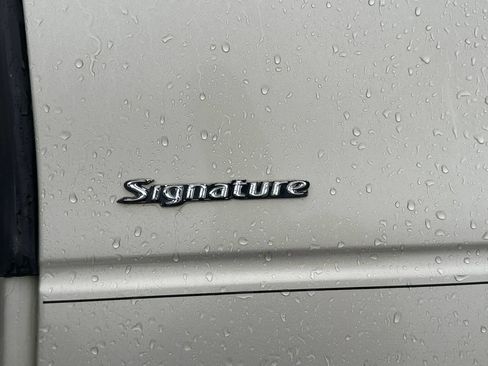 Used 2004 Lincoln Town Car Signature RWD image 16