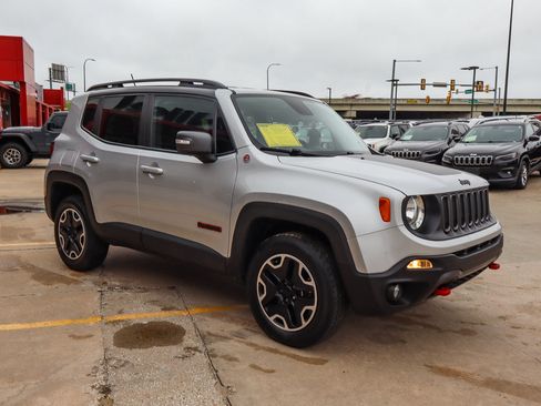 Used 2015 Jeep Renegade Trailhawk w/ Popular Equipment Group AWD/4WD image 4