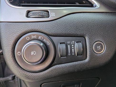 Used 2019 Jeep Cherokee Limited FWD image 23