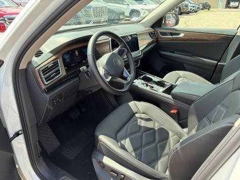 Used 2025 Volkswagen Atlas SE AWD/4WD image 9