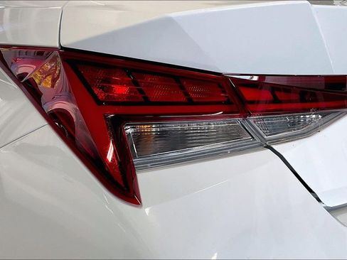 Used 2025 Hyundai Elantra Limited image 17