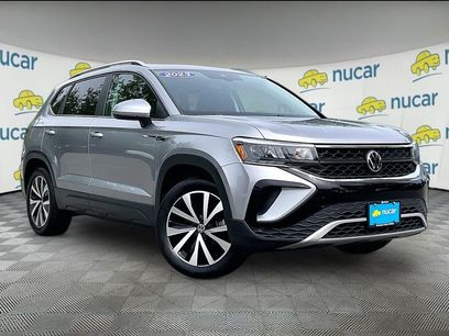 Used 2023 Volkswagen Taos SE w/ Panoramic Sunroof Package