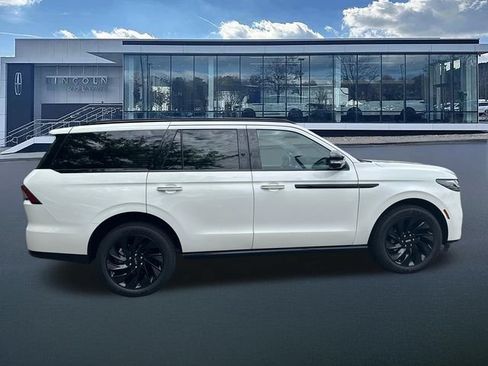 New 2026 Lincoln Navigator Reserve w/ Jet Appearance Package AWD/4WD image 9