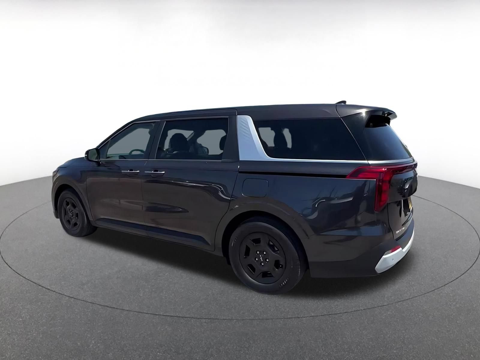 Used 2026 Kia Carnival FWD image 9