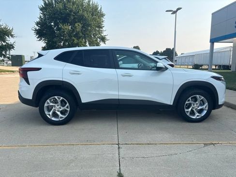 Used 2024 Chevrolet Trax LS w/ LS Convenience Package FWD image 6