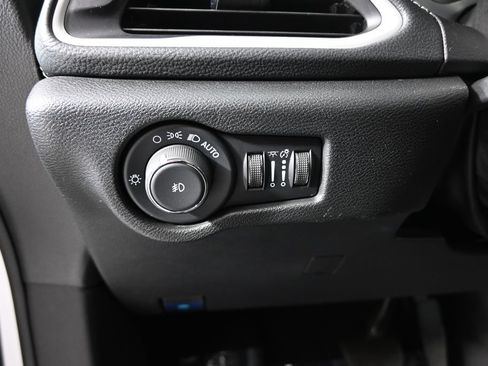 Used 2024 Chrysler Pacifica Touring FWD image 24