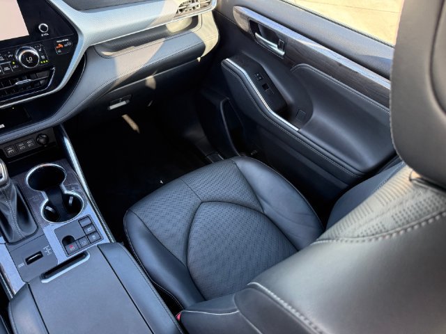 Used 2023 Toyota Highlander Platinum FWD image 24
