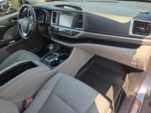 Certified 2019 Toyota Highlander Limited AWD/4WD image 18