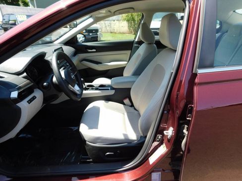 Used 2025 Nissan Altima 2.5 SV FWD image 6