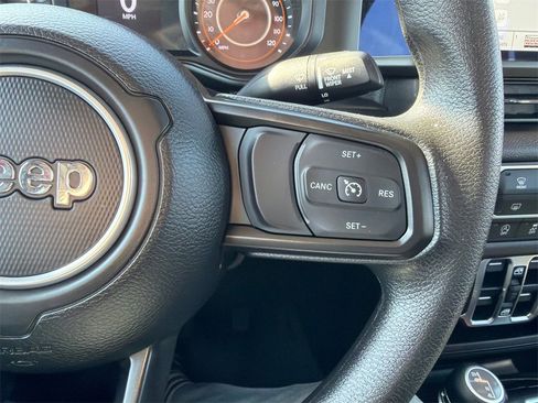 Used 2025 Jeep Gladiator Sport image 19