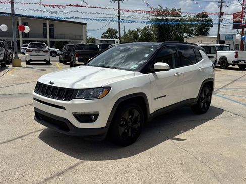 Used 2021 Jeep Compass Latitude FWD image 3