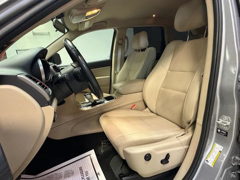 Used 2021 Jeep Grand Cherokee Laredo RWD image 25