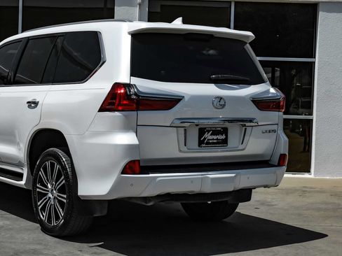 Used 2021 Lexus LX 570 4WD w/ Luxury Package image 15