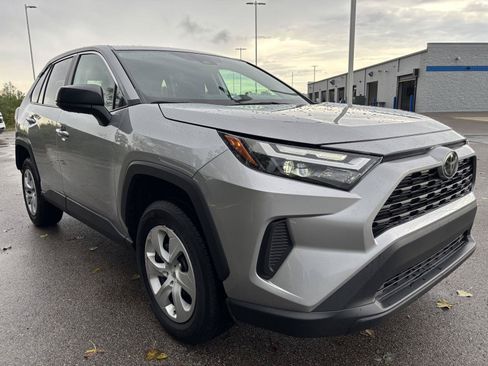Used 2025 Toyota RAV4 LE AWD/4WD image 5