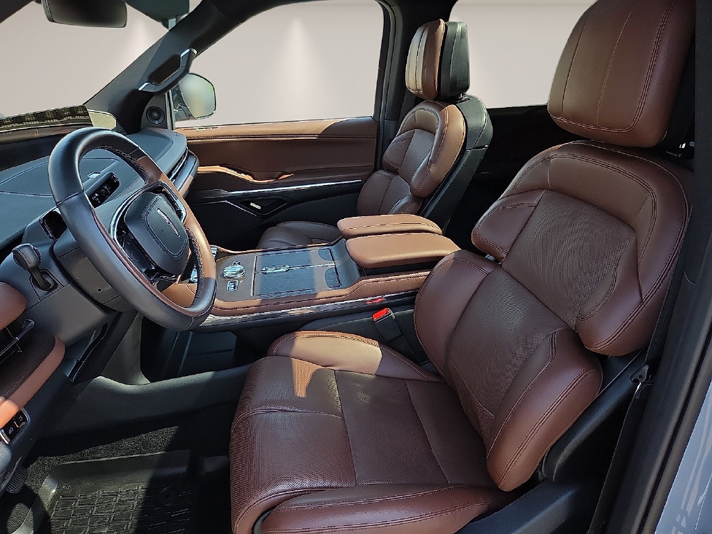 Used 2025 Lincoln Navigator Reserve AWD/4WD image 13