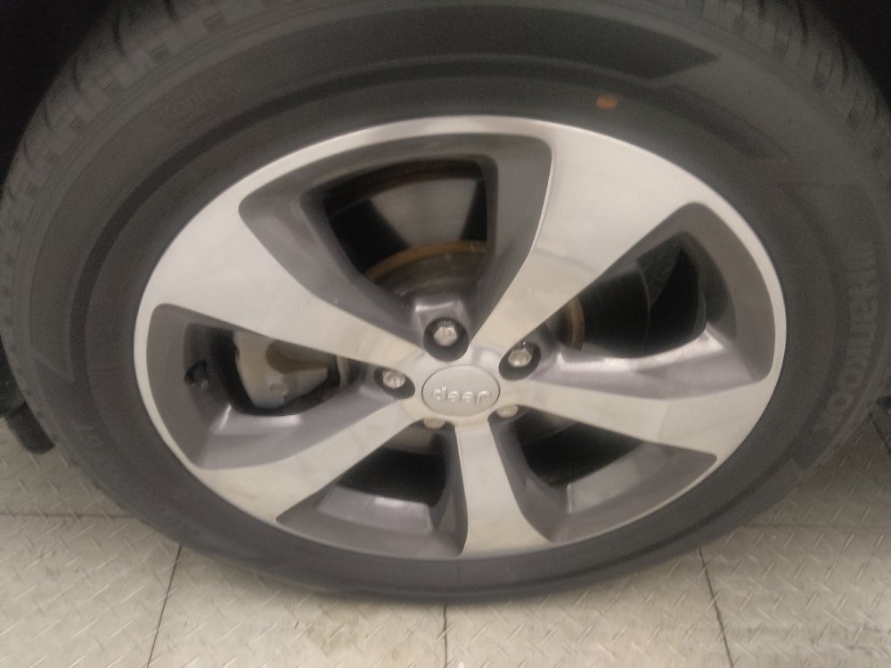 Used 2019 Jeep Cherokee Limited FWD image 31