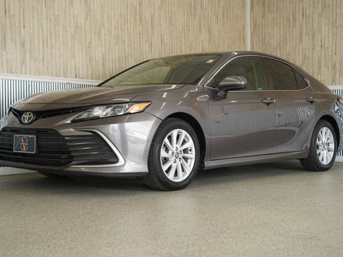 Used 2021 Toyota Camry LE image 4