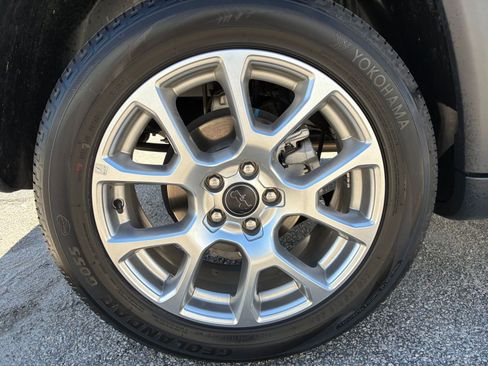 Used 2025 Jeep Compass Limited image 31