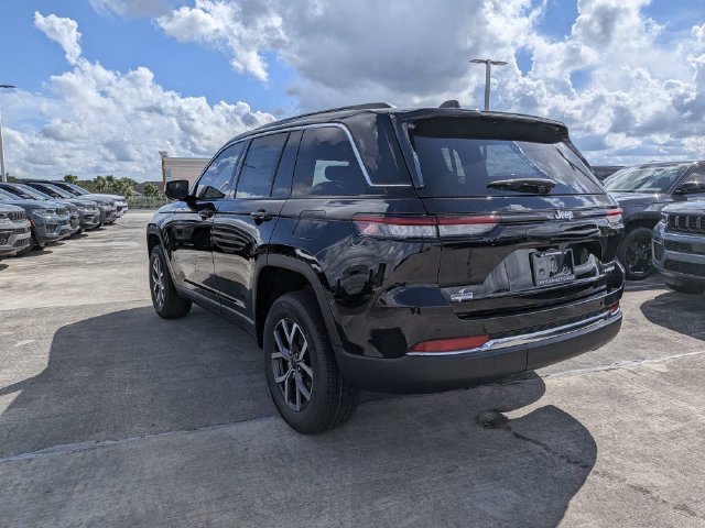 New 2027 Jeep Grand Cherokee Laredo RWD image 6
