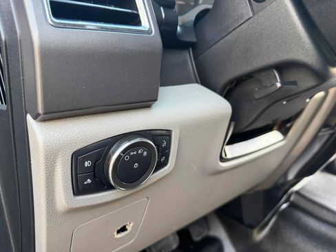 Used 2015 Ford F150 XLT image 12