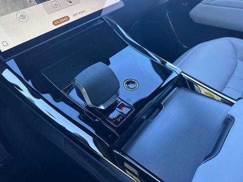 Used 2025 Land Rover Range Rover Sport SE image 14