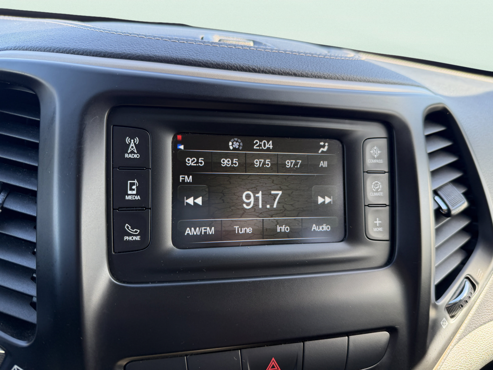 Used 2015 Jeep Cherokee Latitude FWD image 20