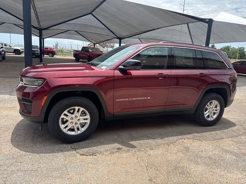 New 2025 Jeep Grand Cherokee Laredo image 3