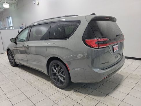 Used 2025 Chrysler Pacifica Limited image 14