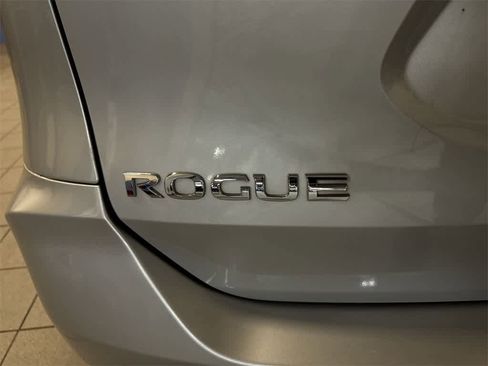 Used 2017 Nissan Rogue SV w/ SV Family Package image 24