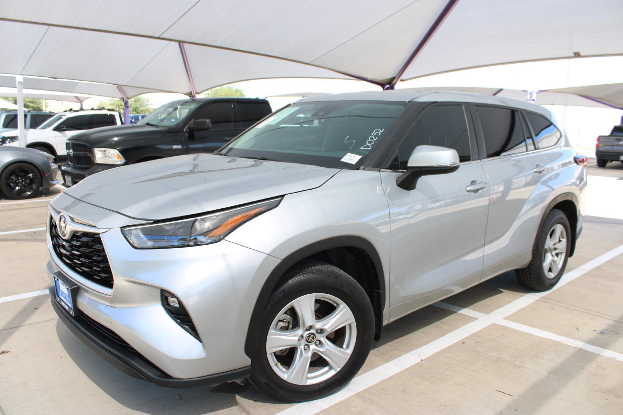 Used 2024 Toyota Highlander LE AWD/4WD image 1