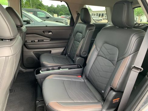 Used 2024 Nissan Pathfinder Platinum FWD image 26