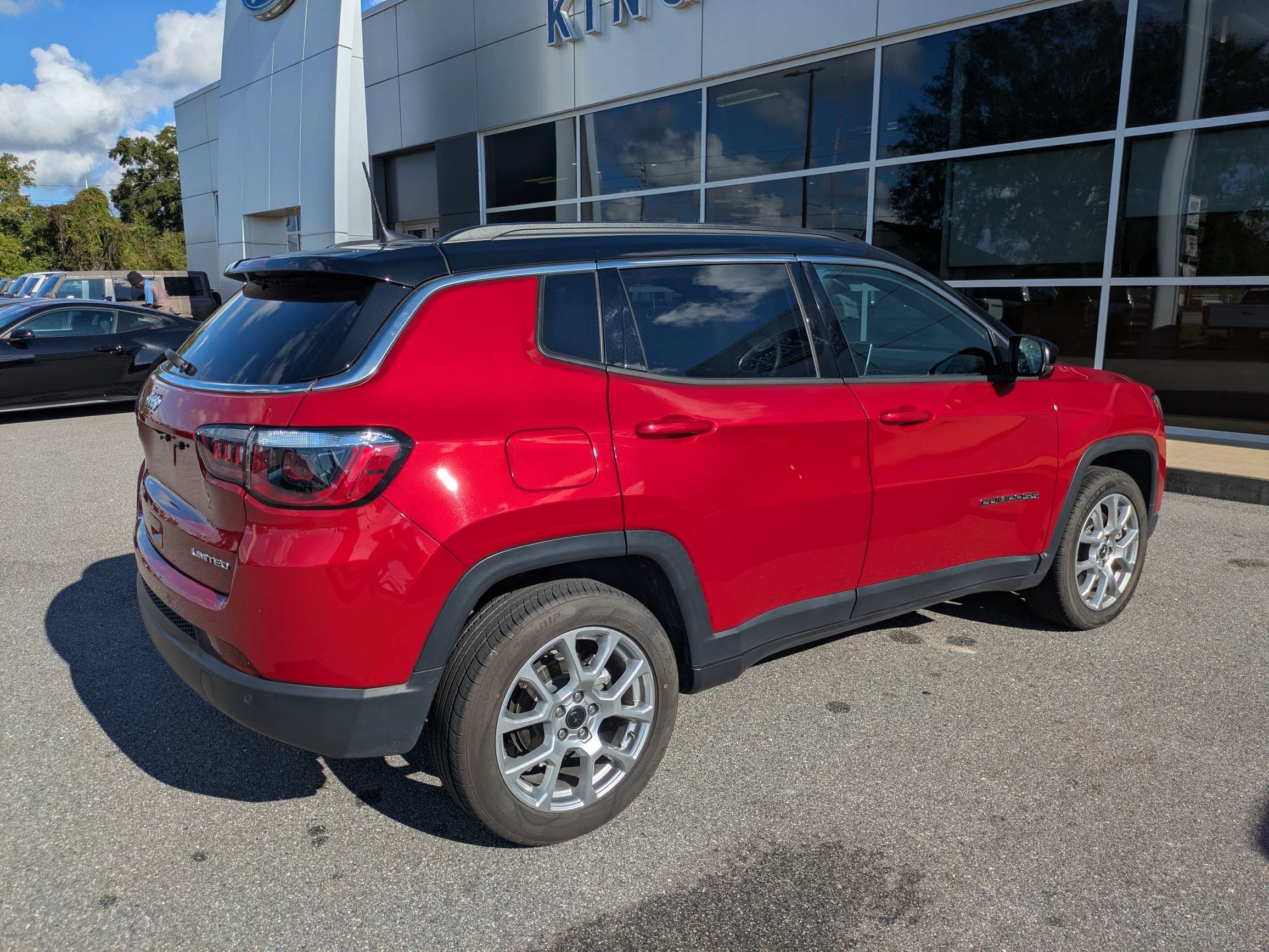 Used 2025 Jeep Compass Limited AWD/4WD image 4