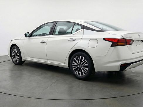 Used 2025 Nissan Altima 2.5 SV FWD image 6