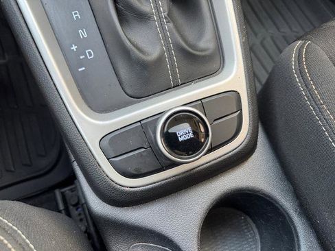 Used 2022 Hyundai Venue SEL image 19