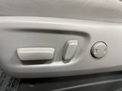 Used 2019 Toyota Sienna XLE image 11