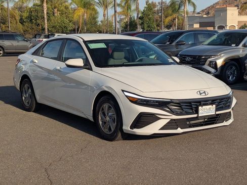 New 2025 Hyundai Elantra SE image 8